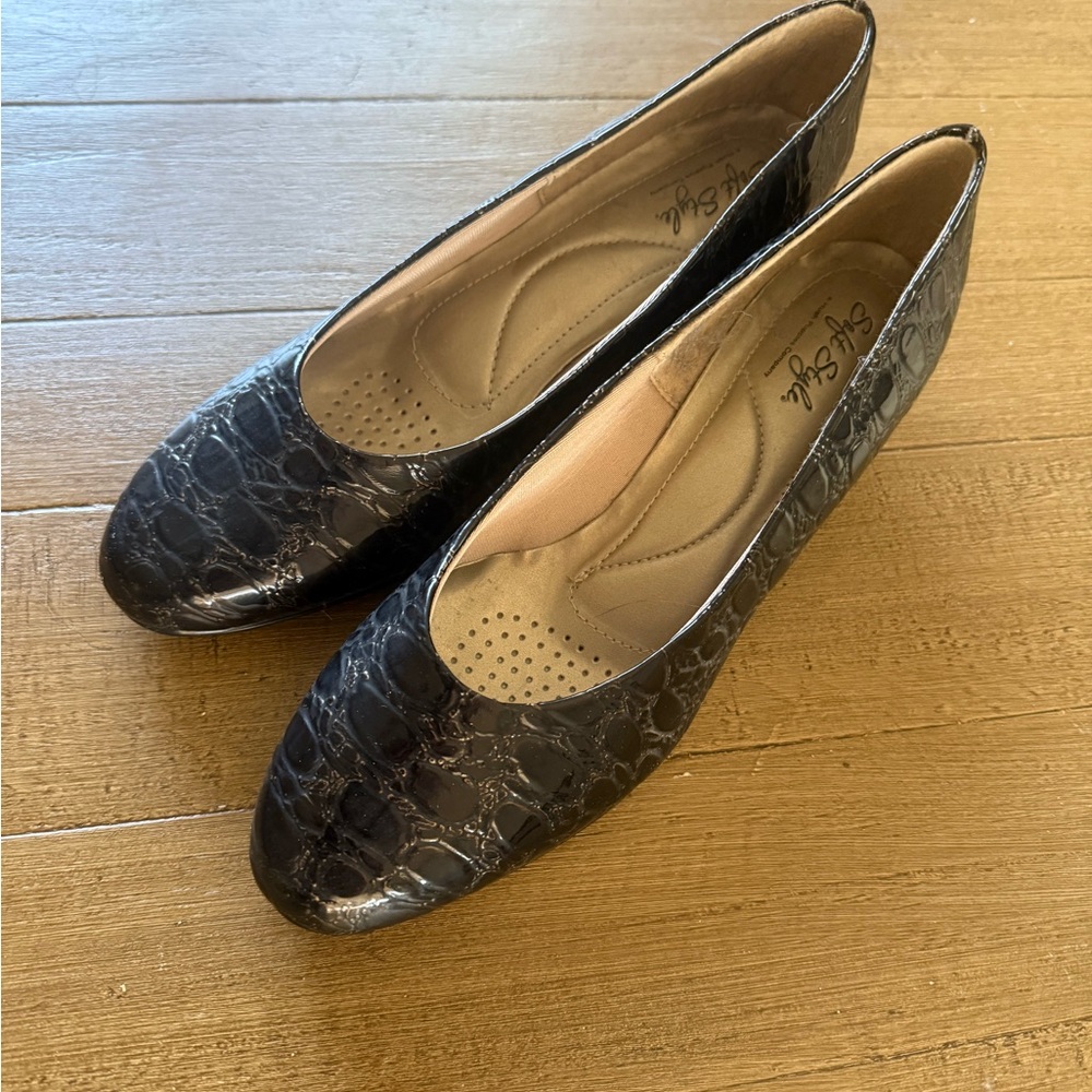 Elegant size 10 Brown patent Crocodile Pattern Women's Shoes